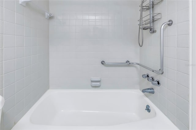 bathroom with tiled shower / bath combo