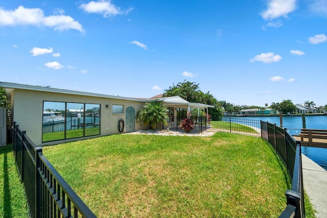 view of yard featuring a water view