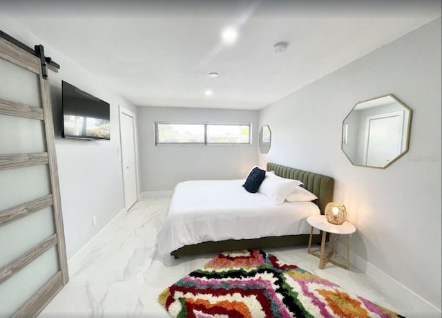 bedroom featuring a barn door