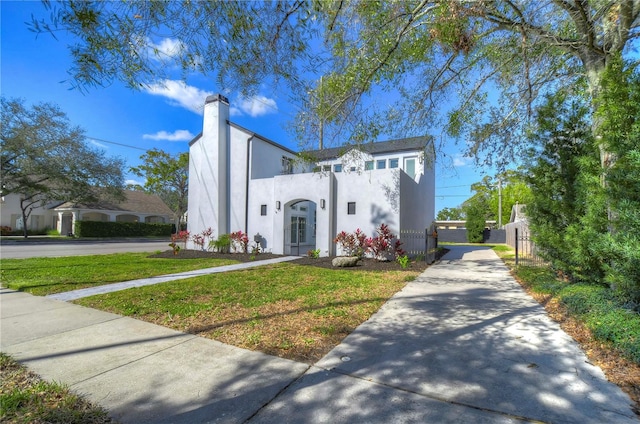 view of front of property featuring a front lawn