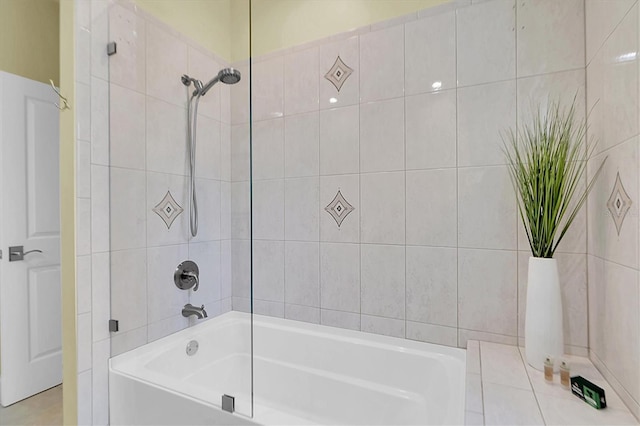 bathroom with tiled shower / bath