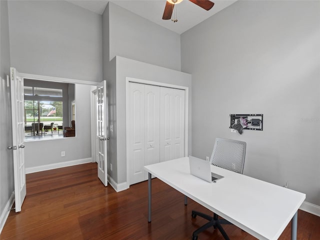 office area with dark wood-type flooring and ceiling fan