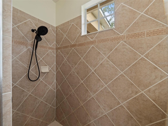 details featuring tiled shower