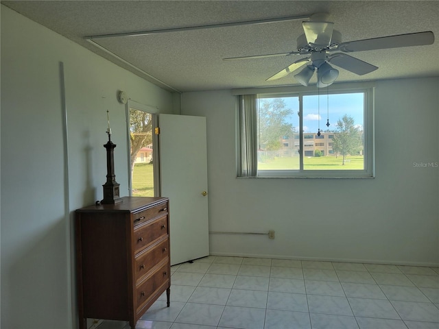 bedroom featuring ceiling fan and a textured ceiling