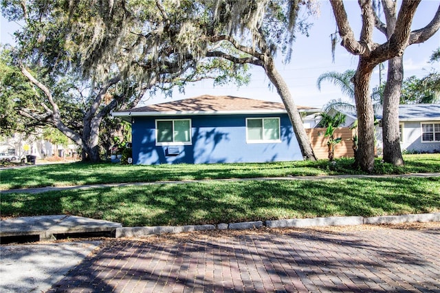 single story home featuring a front yard