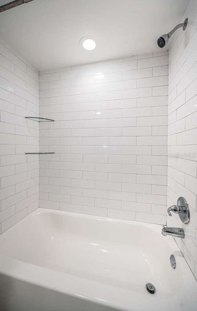 bathroom featuring tiled shower / bath combo