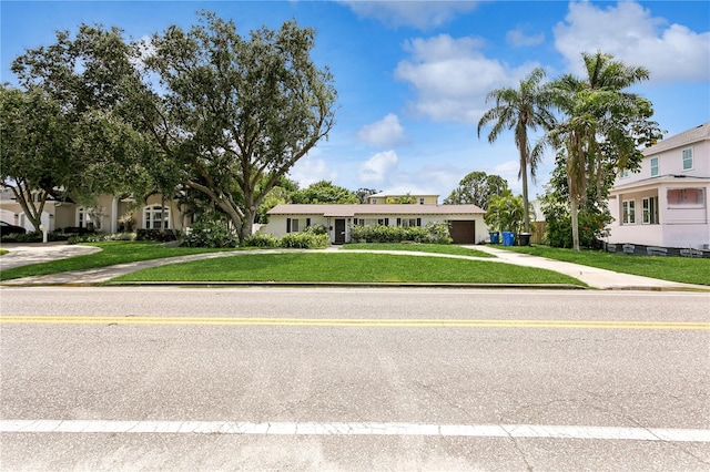 view of front of property featuring a front yard