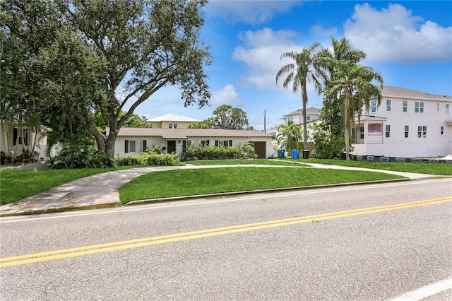 view of front of house featuring a front yard