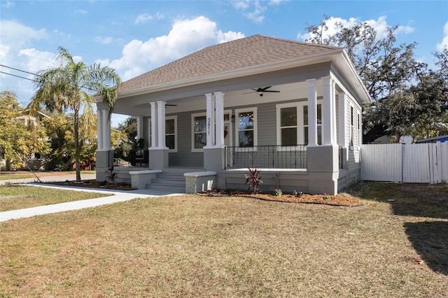 view of front of home featuring a porch, ceiling fan, and a front lawn