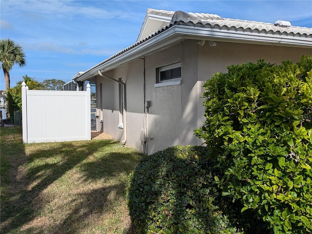 view of side of property featuring a yard