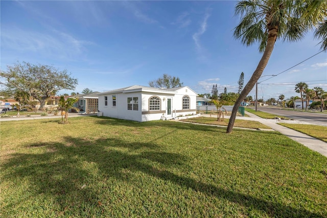 view of front of property featuring a front yard