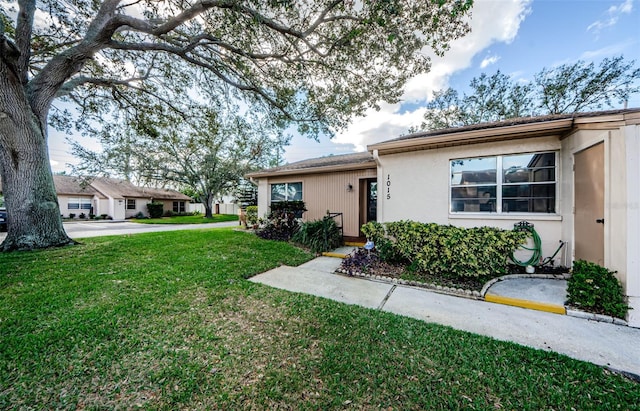 view of front of property featuring a front lawn