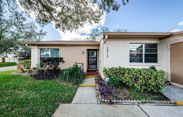 view of front of home featuring a front yard