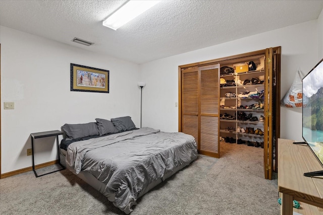 bedroom with carpet flooring and a textured ceiling