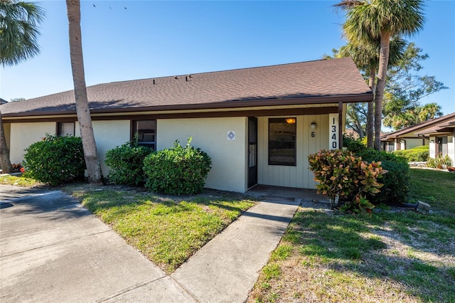 view of front of home featuring a front lawn