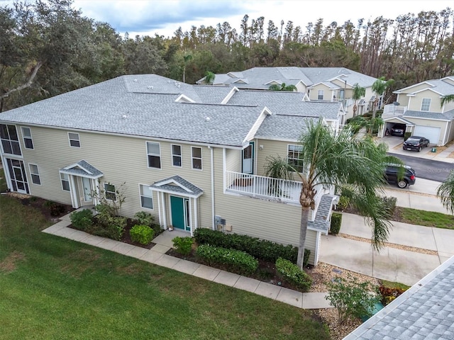 townhome / multi-family property featuring a front yard