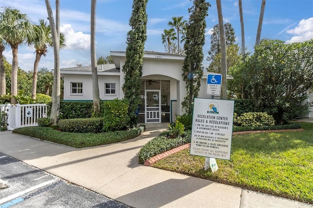 view of front of home featuring a front lawn