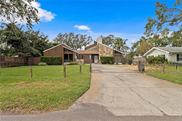 view of front of property featuring a front lawn