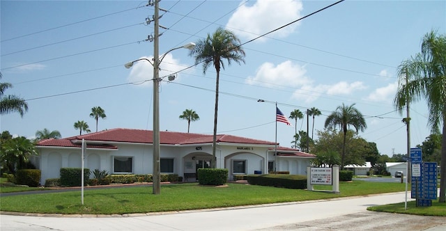 view of front of property with a front lawn