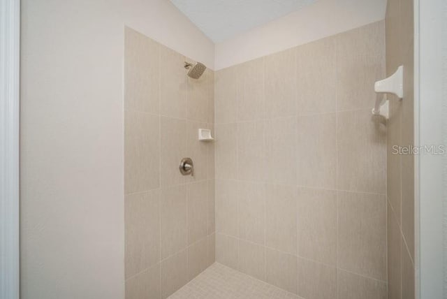 bathroom featuring a tile shower