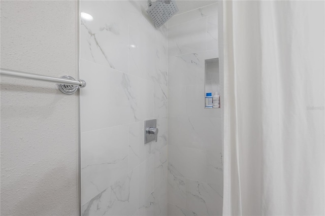 bathroom featuring a tile shower