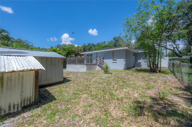 view of yard featuring a shed