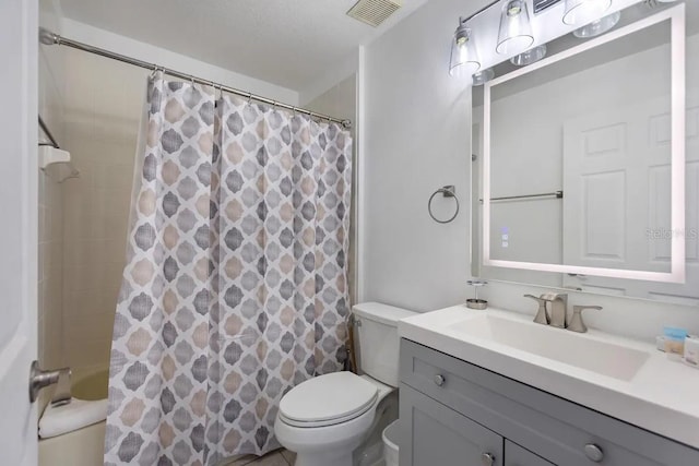 bathroom featuring a shower with shower curtain, vanity, and toilet