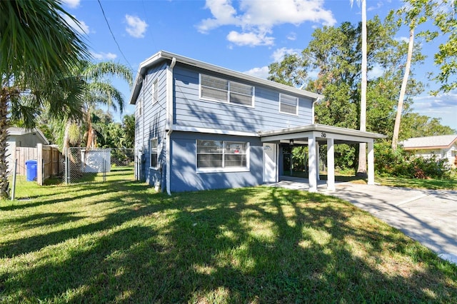 view of front of home featuring a front yard and a carport