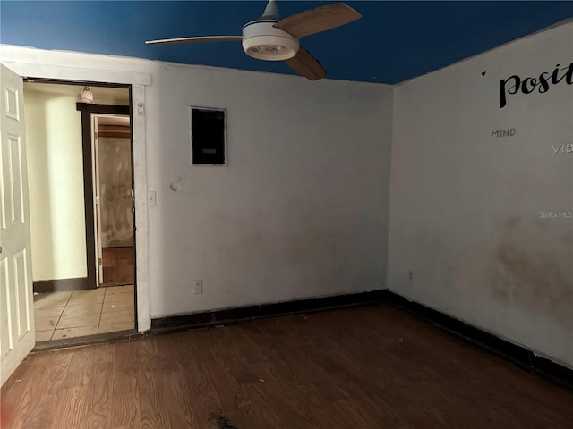 unfurnished room with wood-type flooring and ceiling fan