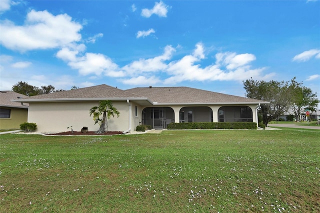 single story home with a front lawn