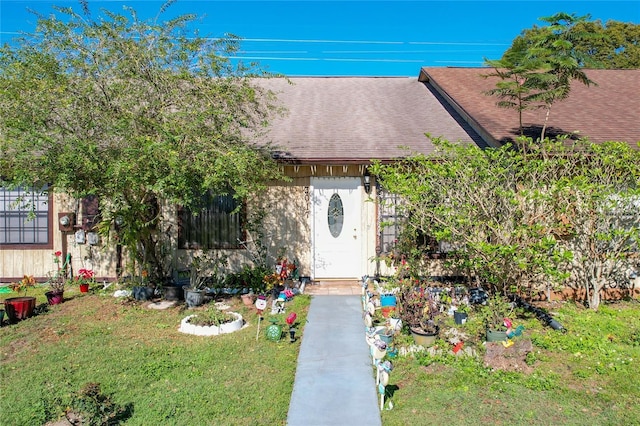 view of front facade featuring a front yard