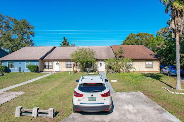 ranch-style house featuring a front yard