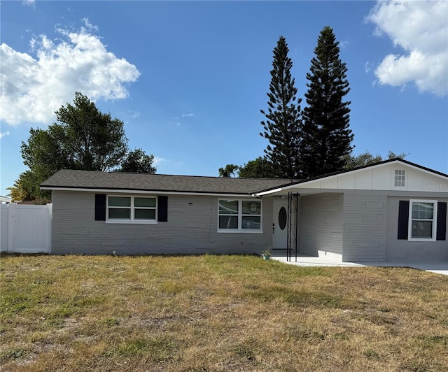 ranch-style home featuring a front lawn