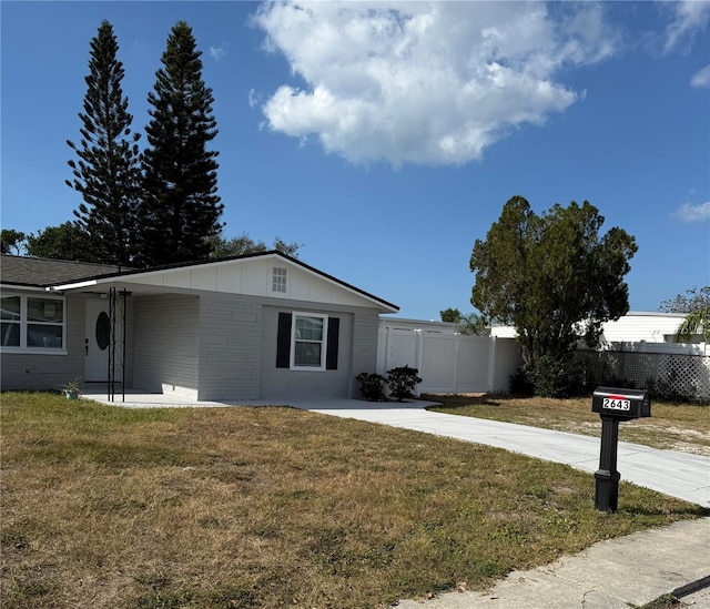 view of front facade with a front yard