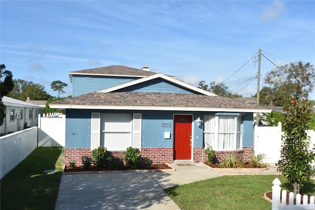 view of front facade with a front lawn