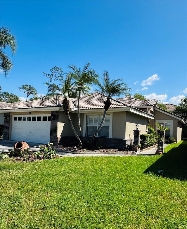 view of front of house featuring a front lawn and a garage