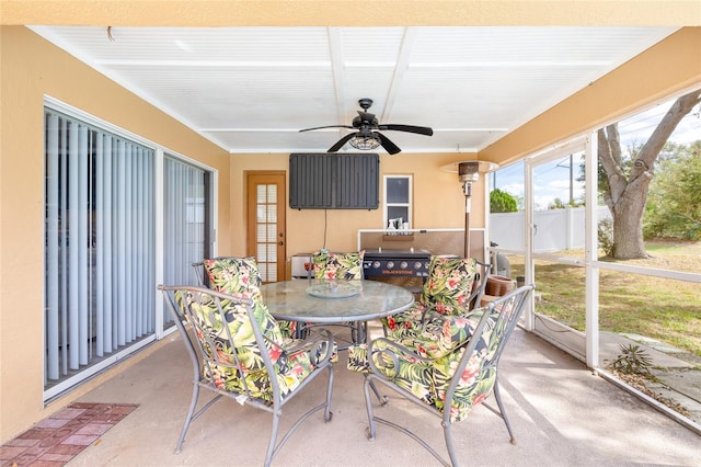 sunroom with ceiling fan