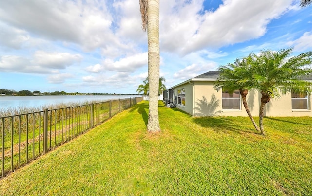 view of yard featuring a water view