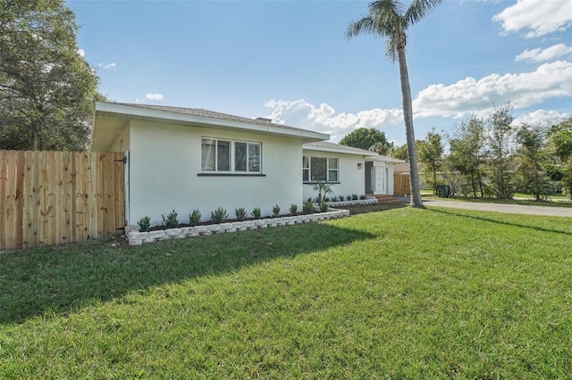 single story home with a front lawn