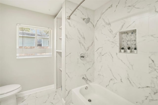 bathroom with toilet and tiled shower / bath