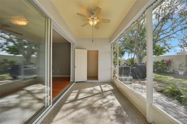 sunroom with ceiling fan