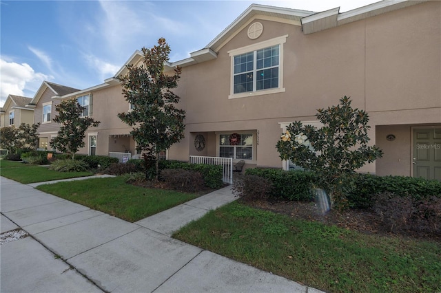 view of front facade featuring a front lawn