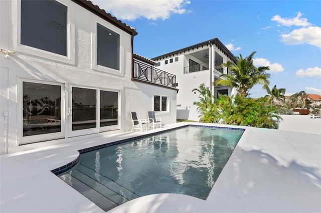 view of swimming pool featuring a patio