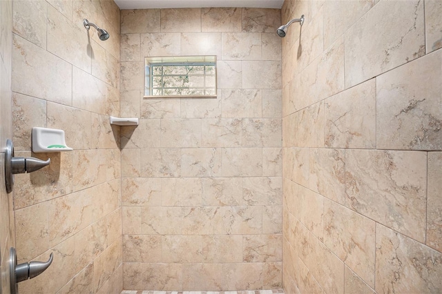 bathroom featuring tiled shower