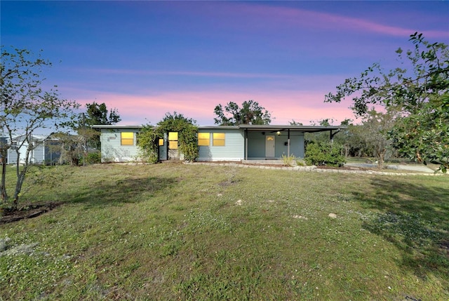 view of front of property featuring a yard