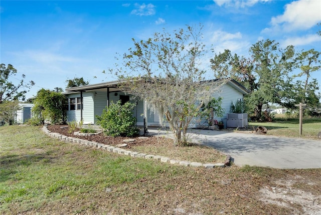 ranch-style home with a front lawn