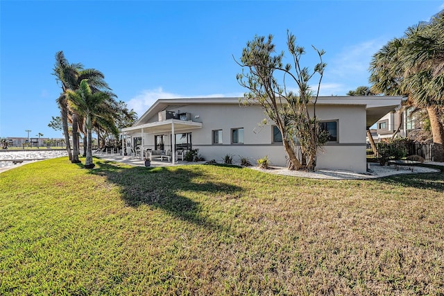 view of front facade featuring a patio area and a front lawn