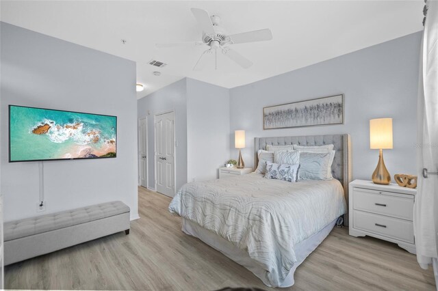 5000 Culbreath Key Way Unit 4-206, Tampa, FL 33611 - bedroom with light wood-style floors, a ceiling fan, and a closet