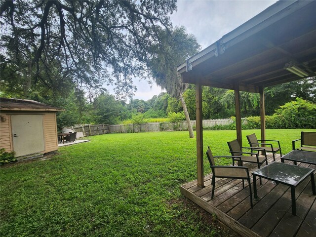 view of yard featuring a storage unit