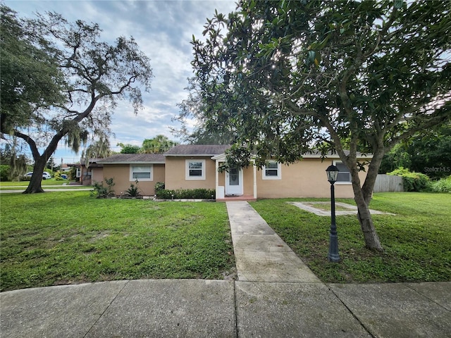 ranch-style home featuring a front lawn